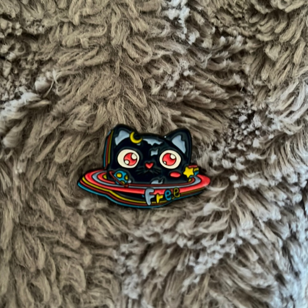 Black Cat on Saturn space lapel pin with the word “Free” ♥️